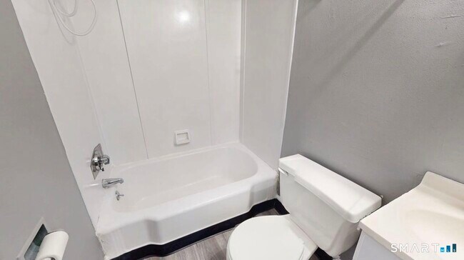 Building Photo - 666 Main St