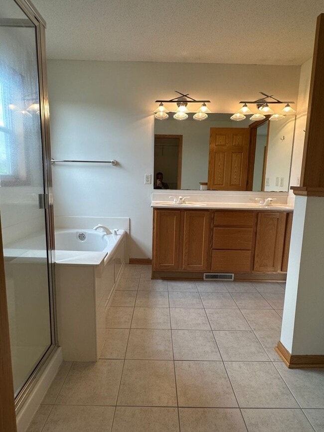Building Photo - Spacious Single Family Home, Fireplace, 3....