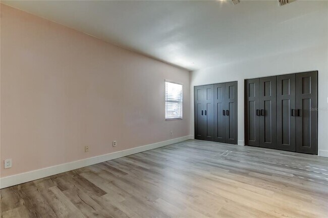 Building Photo - 375 10th Ave N