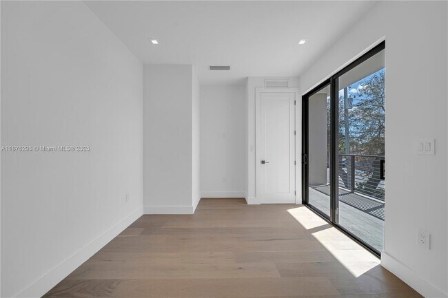 Building Photo - 3327 SW 24th St