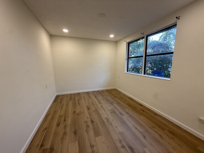 Building Photo - 202 2nd St