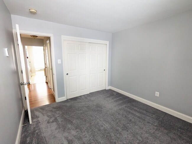 Building Photo - Two bedroom first floor condo in Jefferson...