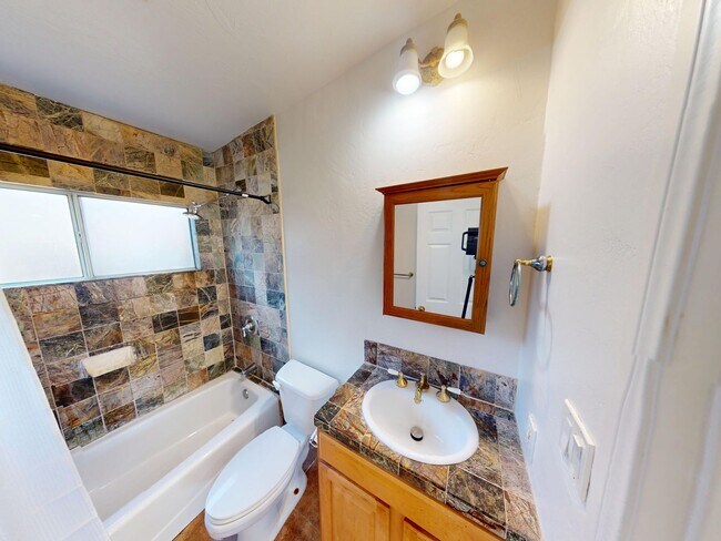 Building Photo - 4BD 3BA with a Private Patio!