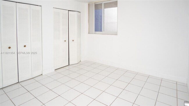 Building Photo - 10090 NW 80th Ct