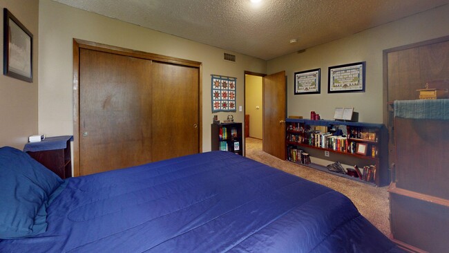 Building Photo - Attached Garage - Spacious 2 bedrooms