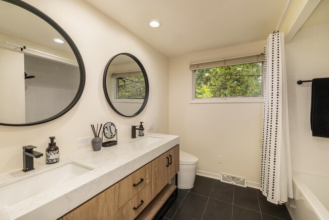 Building Photo - 10046 Sheridan Dr