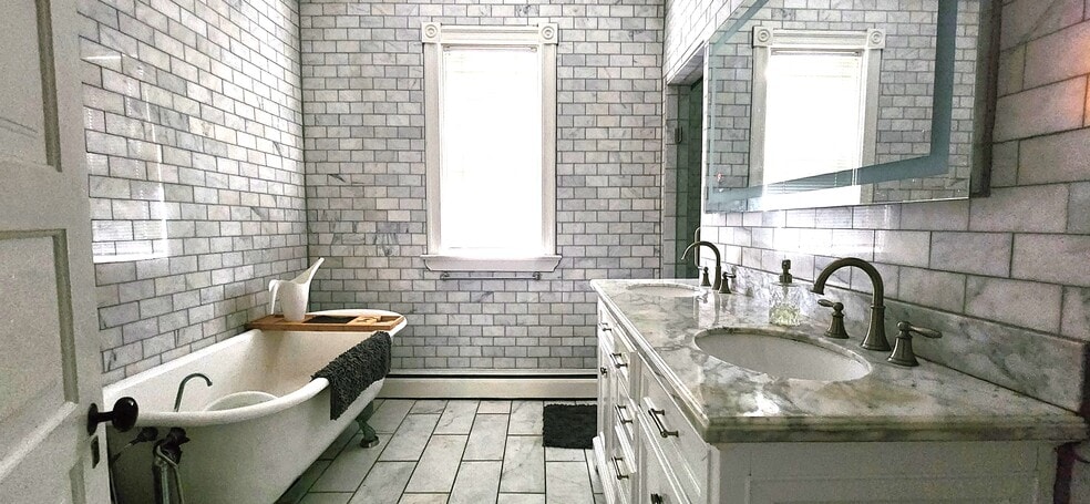 Building Photo - 900 Laurel Ave