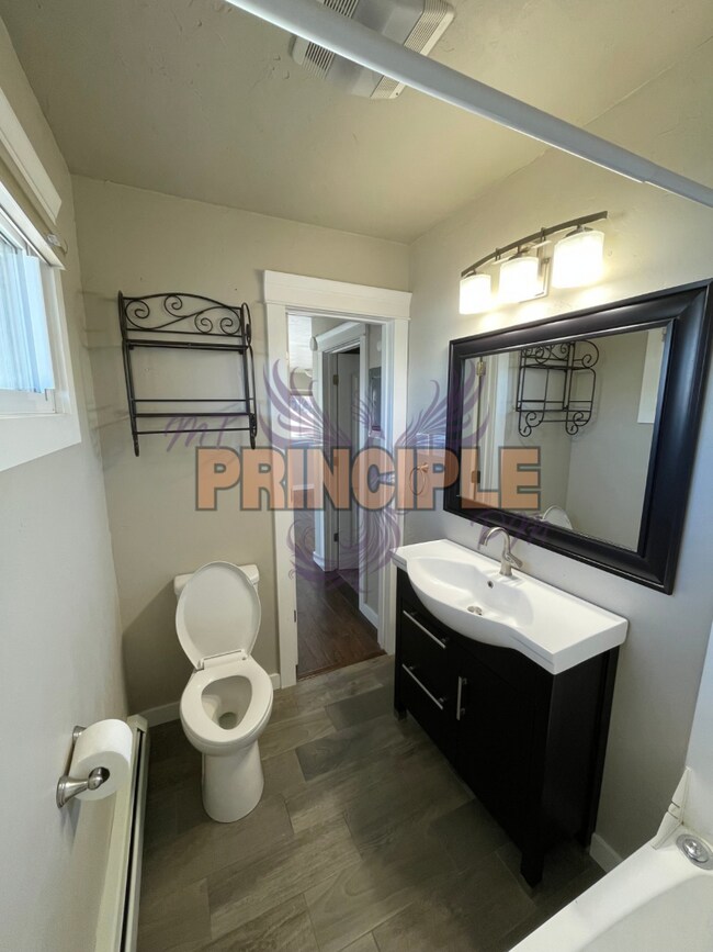 Building Photo - Charming 2-Bedroom Home on the Flats