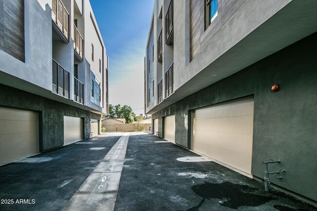 Building Photo - 1443 E Osborn Rd