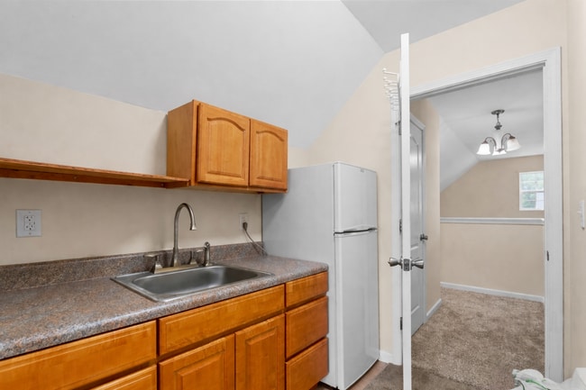 Building Photo - Spacious 4BR Home w/ Private Upstairs Suite in Southside Savannah