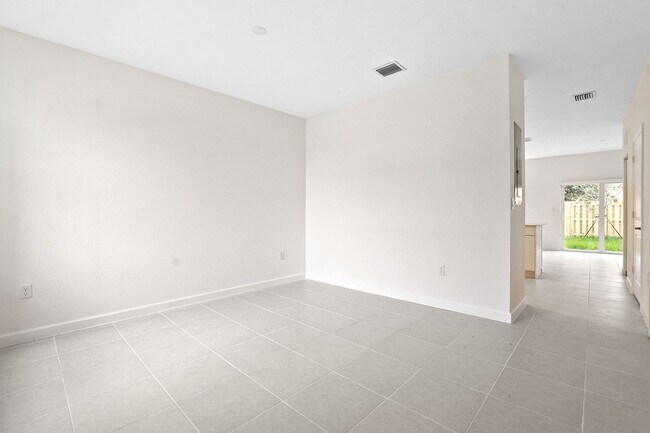 Building Photo - Modern 3-Bedroom Townhome with Private Backyard in Homestead