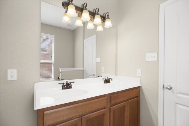 Building Photo - 692 Casual Ln