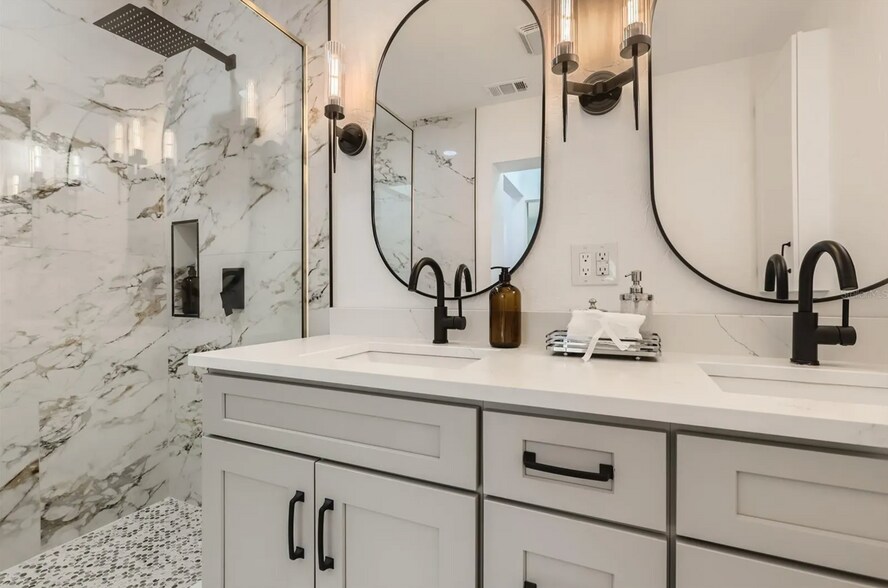 Building Photo - 3516 W Price Ave