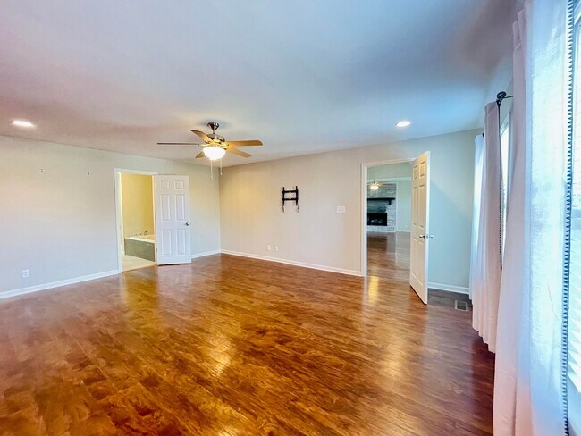 Building Photo - 223 Raintree Ln