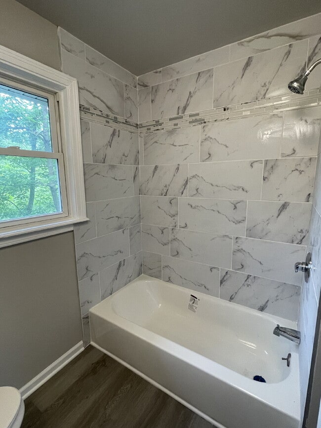 Building Photo - Spacious 5-bed house in Gary!