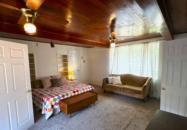 Building Photo - Beautiful 4 Bedroom Home Available