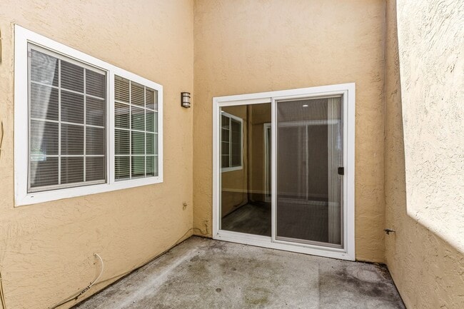 Building Photo - Union City 4-Bed, 2-Bath w/ 2-Car Garage & Vaulted Ceilings