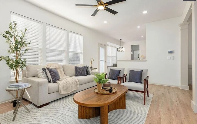 Building Photo - Spacious and Elegant 4 BR 3.5 BA Home in Olathe!