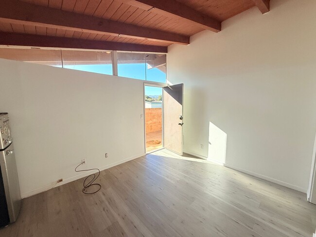 Building Photo - 401 N Lupine St