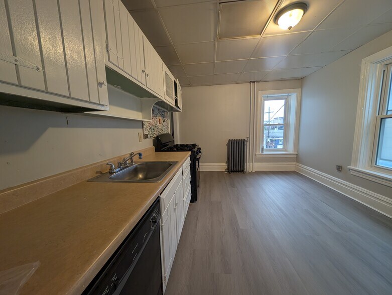 Kitchen. - 332 S 2nd St