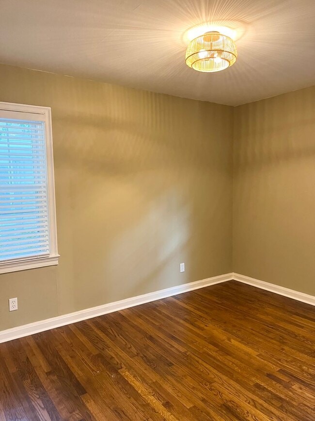 Building Photo - Two Bed, One Bath Home near Daffin Park