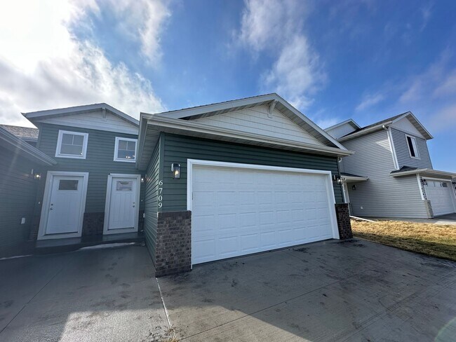 Building Photo - 4-Bedroom, 2-Bathroom Twin Home in South Fargo!
