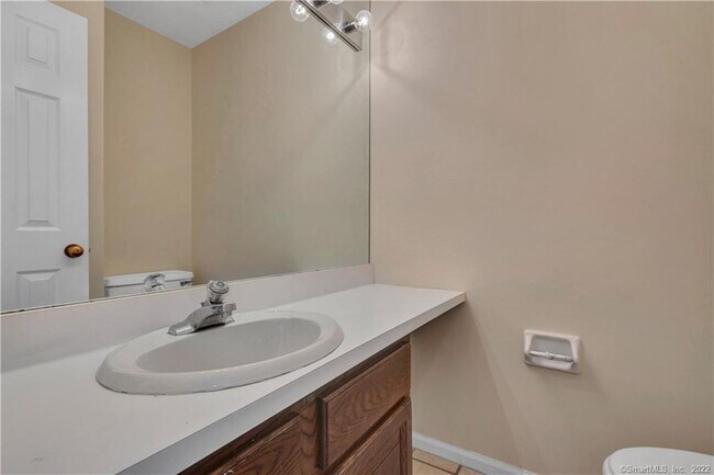 Building Photo - 11 Strathmore Ln