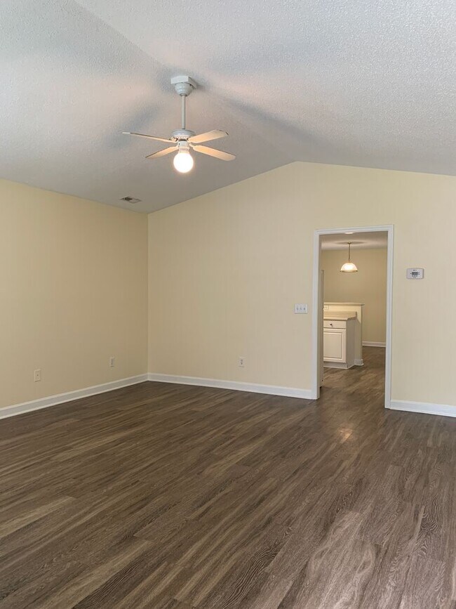 Building Photo - 314 Hillsdale Dr