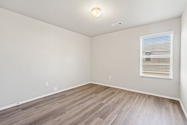 Building Photo - Available Now! 3-Bed, 2-Bath Duplex with Full-Service Lawn Care in Lawlis Ranch