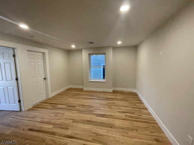 Building Photo - 119 Lewis St