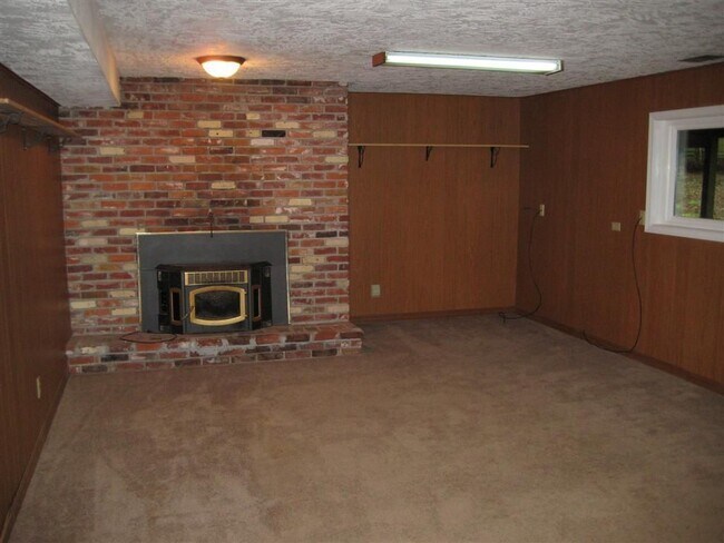 Building Photo - 5 bedrooms
