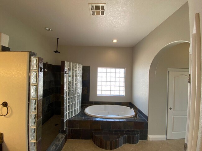 Building Photo - CALVADA VALLEY U.1 - Oakleaf Avenue