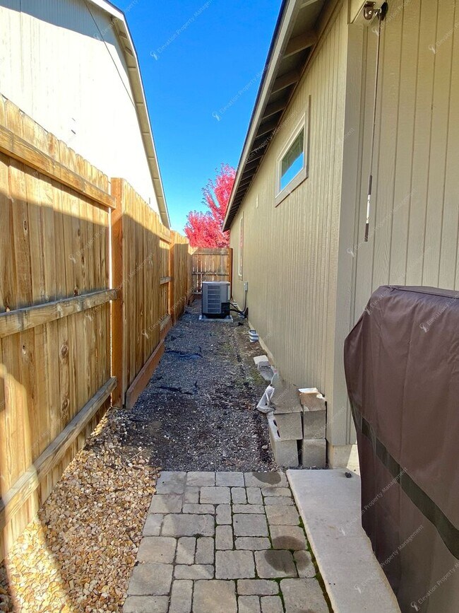 Building Photo - **UNFURNISHED**Beautiful Single-Level 3BR ...
