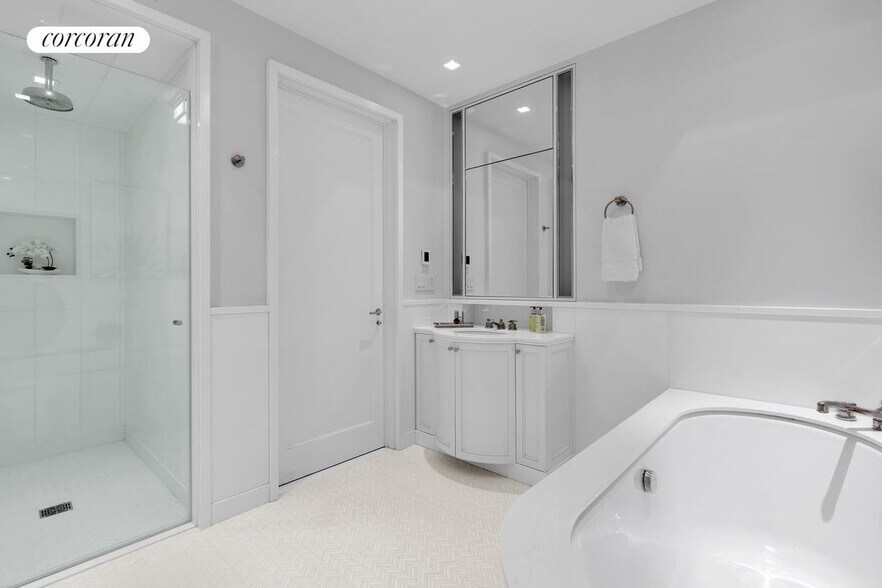 Building Photo - 40 E 72nd St