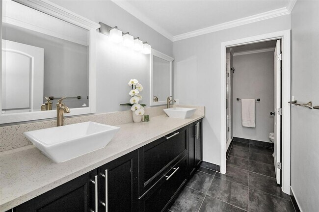 Building Photo - 100 Bluff View Dr