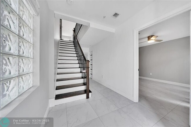 Building Photo - 2725 NE 8th Ave