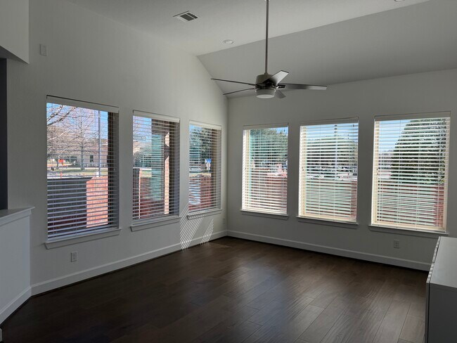 Building Photo - 1115 Sunset Ln