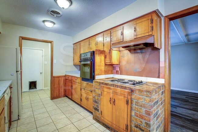 Building Photo - 6426 Chapman Dr