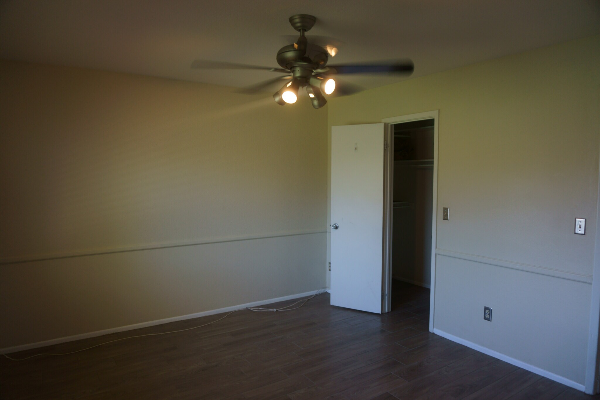 Building Photo - 3304 S Parkside Dr