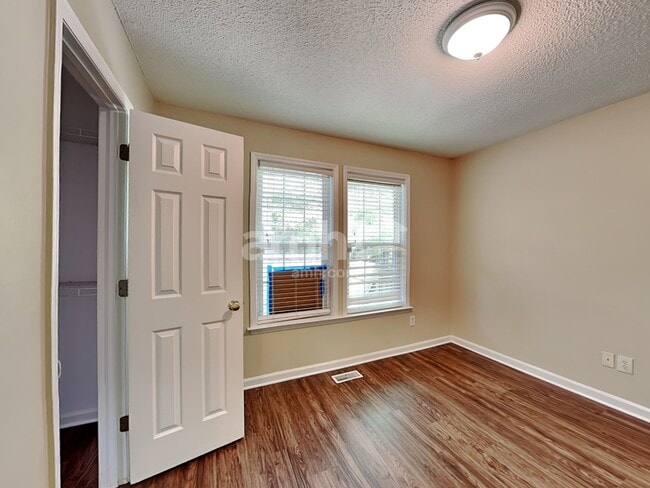 Building Photo - 1004 Moat Ct