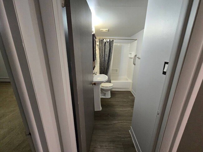 Building Photo - For Rent: 1 Bed / 1 Bath Basement Apartmen...