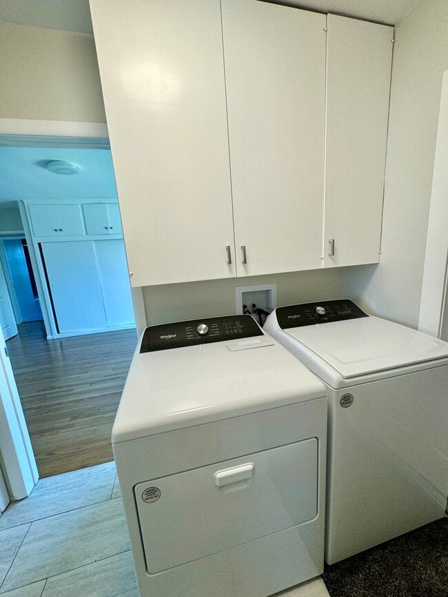 Building Photo - Charming 3 bedroom, 2 bath completely remo...