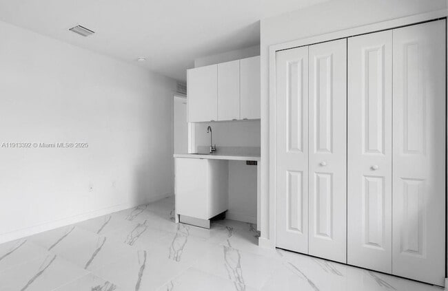 Building Photo - 152 NW 18th St