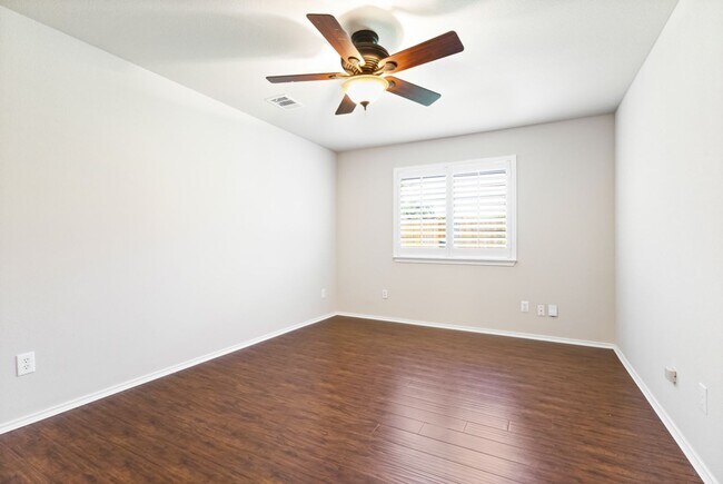 Building Photo - 4 Bedroom/2.5 Bath Wildhorse Subdivision
