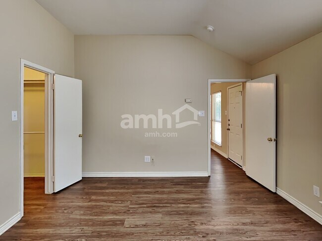 Building Photo - 737 Oak Dale Ave