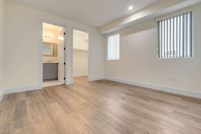 Building Photo - 4 Bed / 4 1/2 Bath Townhome in Sawtelle