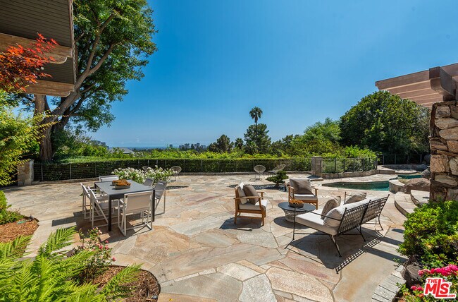 Building Photo - 1160 Shadow Hill Way