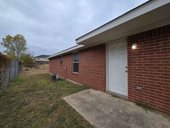 Building Photo - 2710 Alma Dr