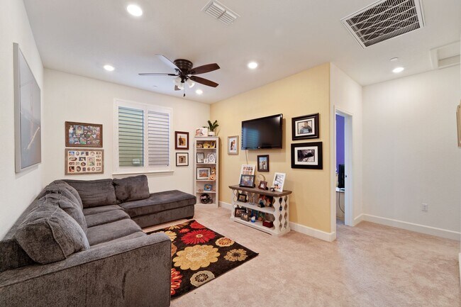 Building Photo - Gorgeous 4 Bedroom 3 bath in Northlake