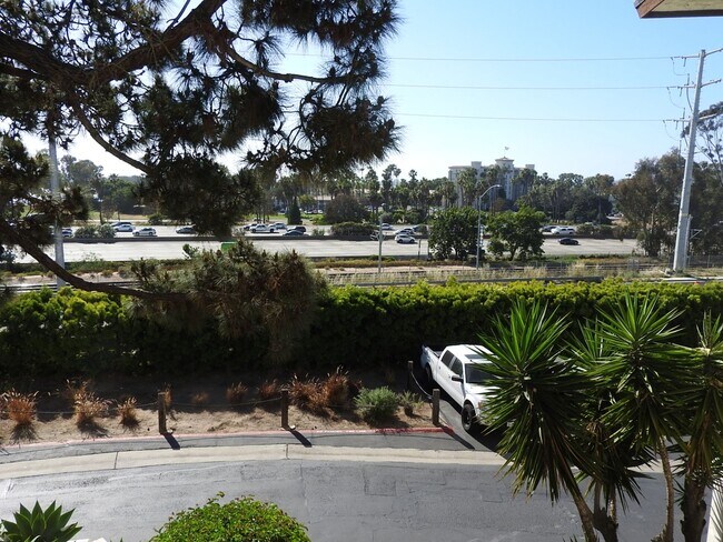 Building Photo - Lovely 2 bed 2bath with Stunning Views